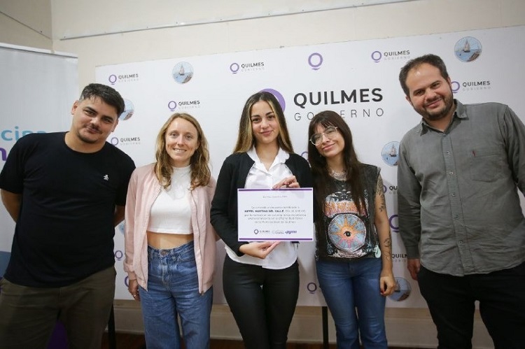 ENTREGA DE DIPLOMAS A LOS Y LAS ESTUDIANTES POR PARTE DEL MUNICIPIO